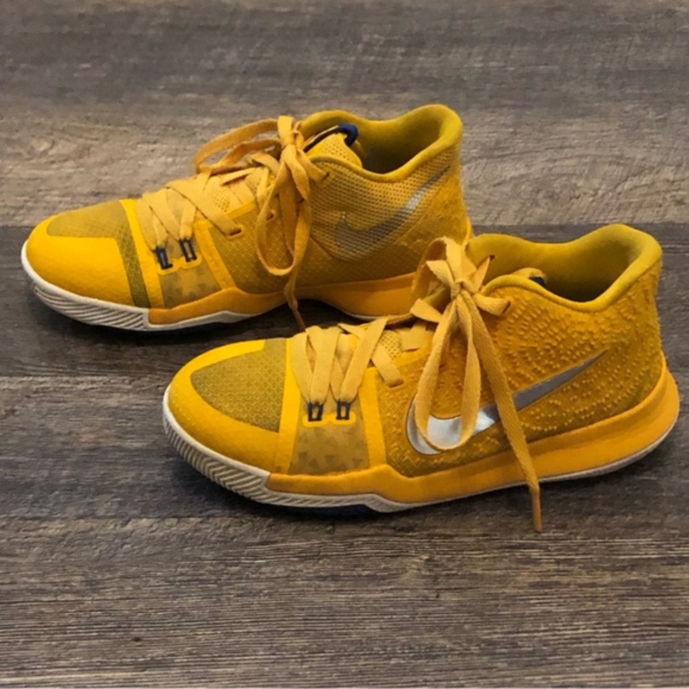 Nike Boys Kyrie 3 Yellow 5 Y.O. 859466-791. GUC